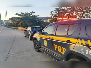 No total, cinco veículos foram apreendidos pela Polícia Civil