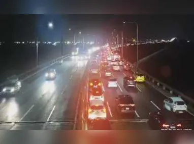 Imagem ilustrativa da imagem Carro enguiça e complica trânsito na Ponte Rio-Niterói
