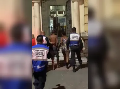 Imagem ilustrativa da imagem Casal é flagrado furtando corrimão de prédio em Niterói; vídeo