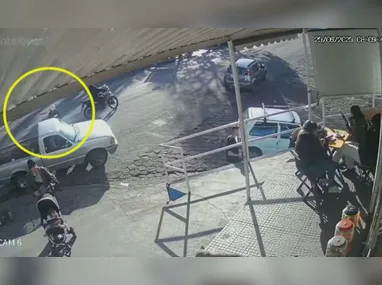 O local foi flagrado com sete placas de veículos roubados ou furtados e 17 placas falsificadas potencialmente destinadas à clonagem de automóveis