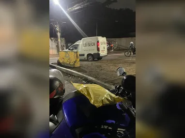 O atirador chega de moto e dispara contra a caminhonete onde estavam as vítimas em Mangaratiba
