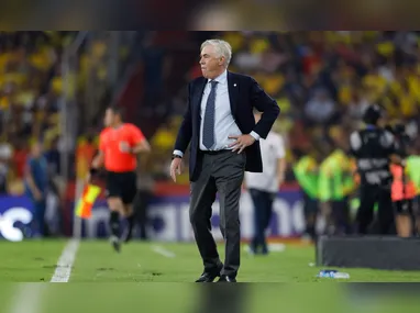 Jorginho cumprimentou torcedores do Flamengo no desembarque