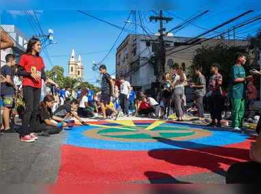 A confecção dos tradicionais tapetes de sal mobiliza voluntários em Niterói e cidades vizinhas