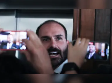 Imagem ilustrativa da imagem Eduardo Bolsonaro afirma que não vai renunciar ao mandato e desafia STF