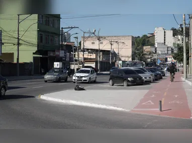 A confecção dos tradicionais tapetes de sal mobiliza voluntários em Niterói e cidades vizinhas