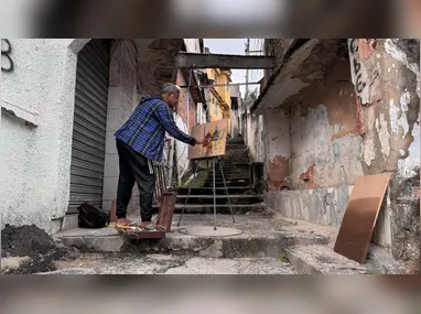Carro ficou parcialmente destruído pelas chamas