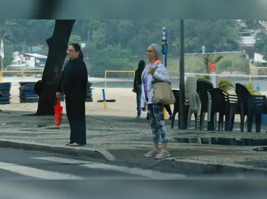 Frequentadores da praia jogaram frescobol para se aquecer do frio na manhã desta quinta (12)