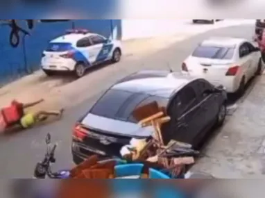 O homem deixou o hospital algemado e foi levado até a delegacia, onde ficará à disposição da Justiça