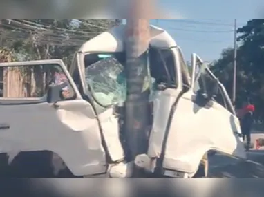 Imagem ilustrativa da imagem Homem morre após kombi bater em poste na Zona Oeste