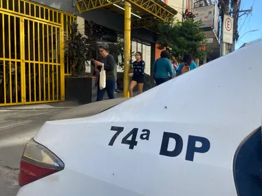Com os suspeitos, foram apreendidas drogas e arma