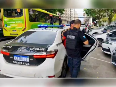 Segundo relato da polícia um carro passou em frente à casa do político e efetuou disparos em sua direção