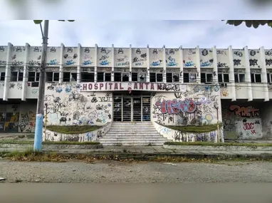 Imagem ilustrativa da imagem Incêndio atinge hospital abandonado em São Gonçalo