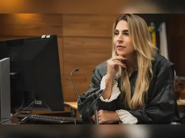 Baldes com água e um extintor de incêndio foram usados para controlar as chamas
