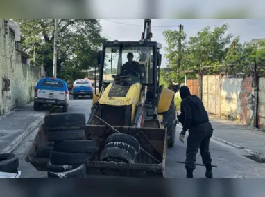 O estabelecimento que operava sem cadastro junto ao Detran e sem emissão de notas fiscais também apresentava risco ambiental