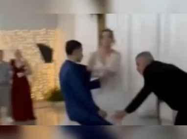 Noivos ficaram surpresos com a presença do cantor