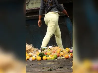 Imagem ilustrativa da imagem Pessoas brigam por comida que iria para o lixo em São Gonçalo; vídeo