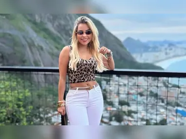 Imagem ilustrativa da imagem Prefeita viraliza após dançar forró de biquíni; vídeo