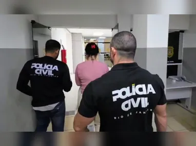 Imagem ilustrativa da imagem Presos por fornecer armas e drogas para o Complexo do Alemão