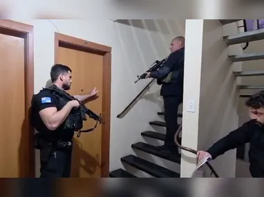 Imagem ilustrativa da imagem Quadrilha do Rio que fraudava bancos acorda com polícia na porta; vídeo