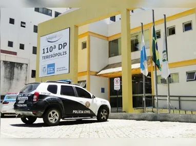 Irmão mostra foto do jovem morto no Rio do Ouro