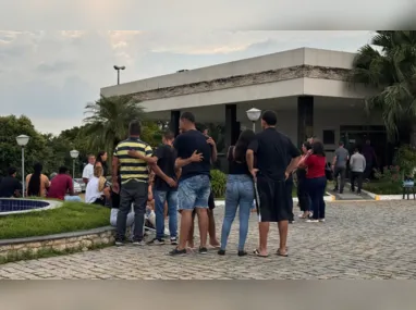 Segundo relato da polícia um carro passou em frente à casa do político e efetuou disparos em sua direção