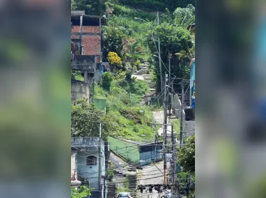 Uma motocicleta não teve tempo de reagir; ocupantes sofreram ferimentos graves