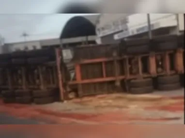 Agentes da PRF e da concessionária trabalham para desvirar a carreta