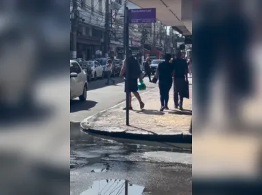 Imagem ilustrativa da imagem Vazamento de esgoto atormenta no Centro de Niterói; vídeo