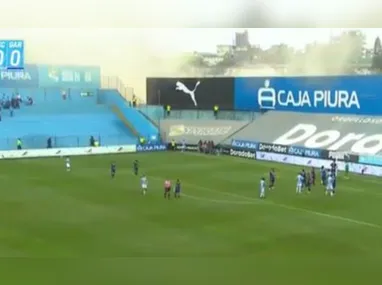 Imagem ilustrativa da imagem Veja quando partida de futebol é interrompida durante terremoto