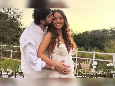 Irmãs gêmeas celebraram data em um restaurante