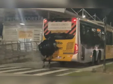 Imagem ilustrativa da imagem Vídeo: homem de patins pega 'carona' na traseira do BRT no Rio