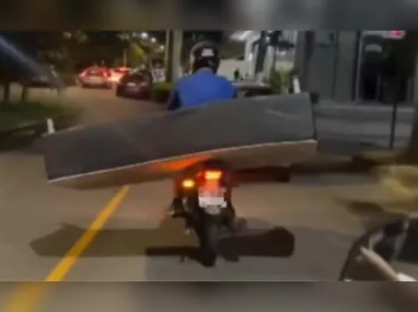Imagem ilustrativa da imagem Vídeo: motociclista leva cama box na garupa de moto em Niterói