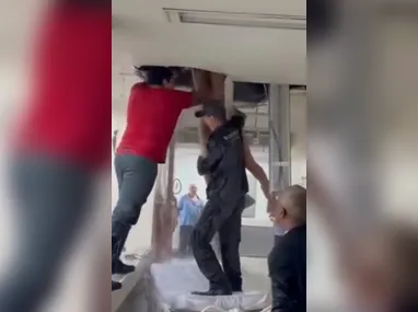 Policiais conseguiram retirar as crianças, imobilizar o homem e encaminhá-lo para a delegacia