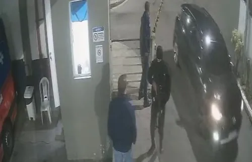 Bandidos mascarados e com fuzis invadem hospital no Rio