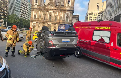 Carro é atingido por ônibus e capota no Centro do Rio