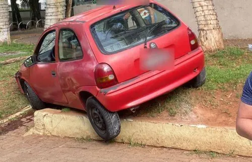 Carro invade calçada e atropela pedestre em Niterói; vídeo