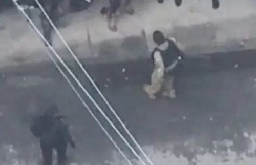 Cenas de guerra filmadas por drones nos complexos da Penha e do Alemão