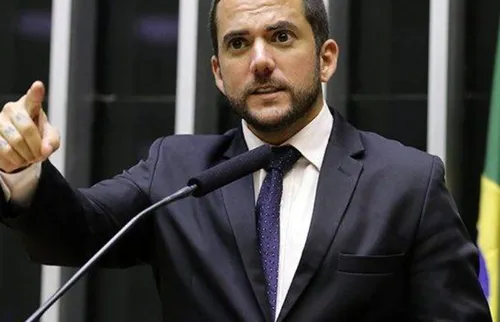 Deputado Carlos Jordy acorda com PF na porta de casa