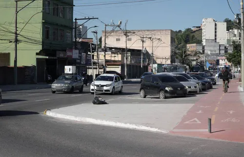Estacionamento proibido em rua importante de São Gonçalo; entenda
