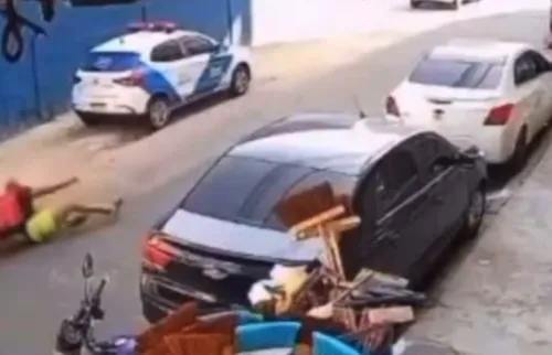Homem chuta viatura do Segurança Presente, cai e acaba preso na Baixada