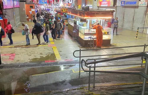 Passageiros enfrentam noite de filas enormes no terminal de Niterói