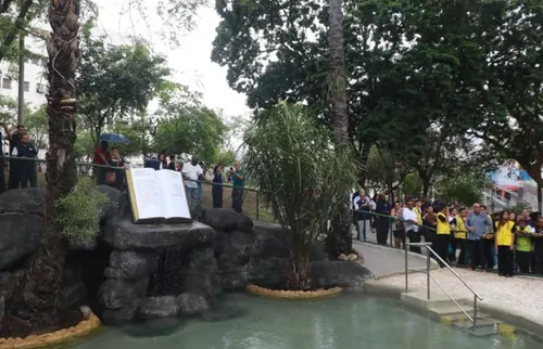 Rio inaugura espaço de batismo público