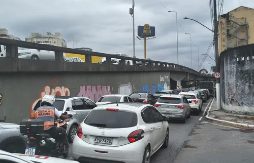 Trânsito intenso complica vias importantes de Niterói