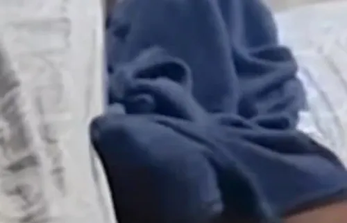 Vídeo: homem é preso se escondendo debaixo da cama no Rio