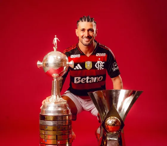 Craque do ano! Arrascaeta domina o Prêmio Brasileirão 2025