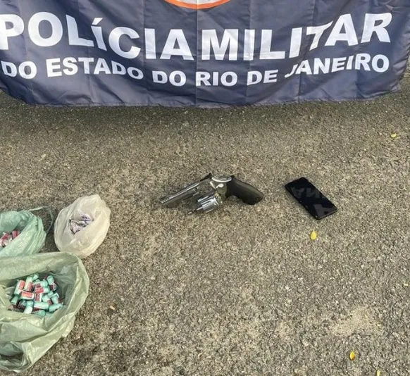 Adolescentes são apreendidos com arma e drogas em São Gonçalo