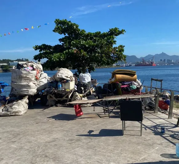 Calçadão atrás de shopping vira depósito ilegal de recicláveis em Niterói