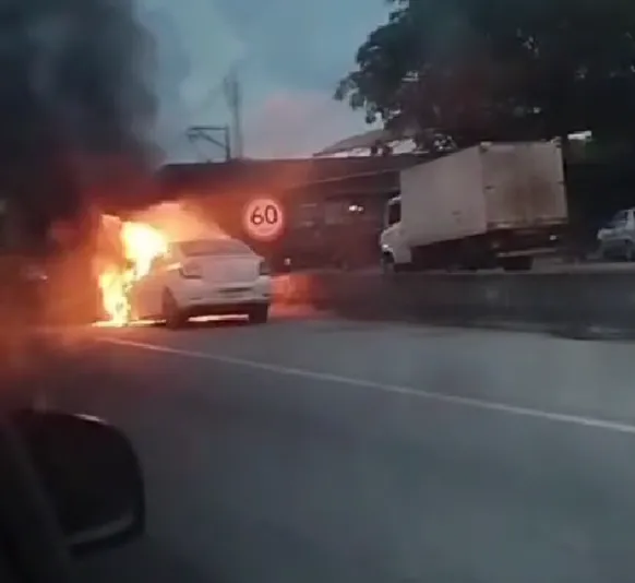 Carros pegam fogo em rodovias, em São Gonçalo e Itaboraí; vídeo