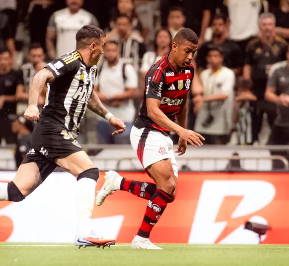Gol nos acréscimos deixa Flamengo a um passo da taça do Brasileirão