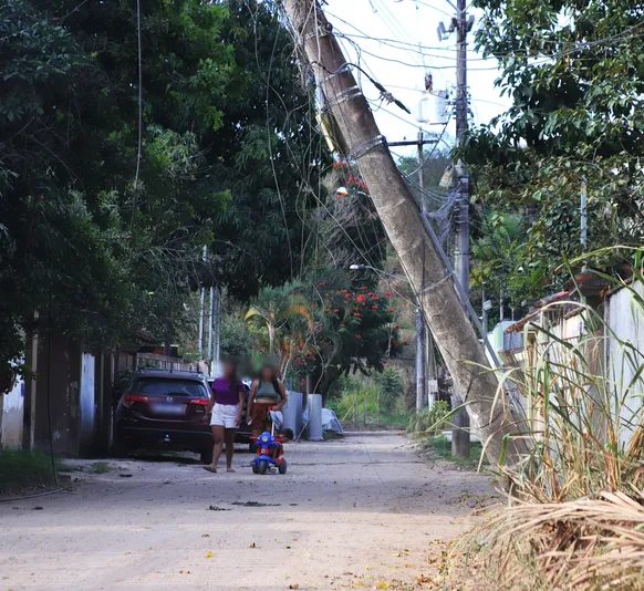 Poste ameaça cair em pedestres e motoristas em Niterói